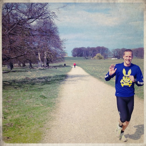 Foto af mig med Erimitageslottet i baggrunden