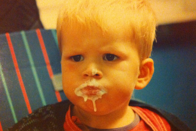 Foto af Mikkel der spiser is