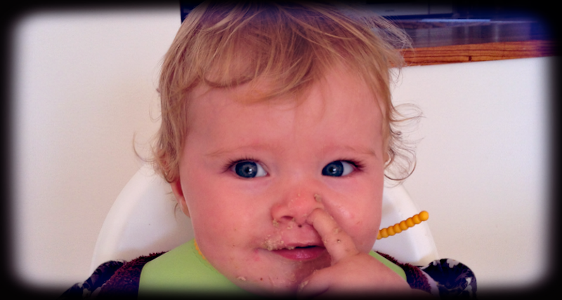 Esther med finger i næsen